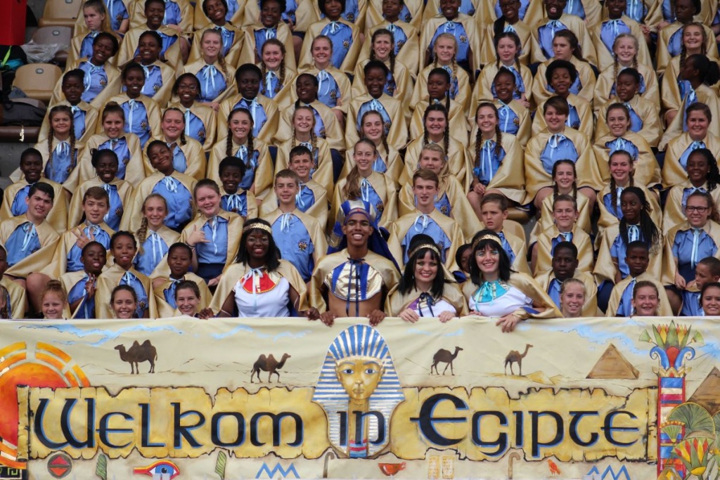 Smile like an Egyptian – Cheerleaders Belinda Nzadi, Chris Bill, Riëtte Warmenhoven and Clariska Venter leads the singing team.